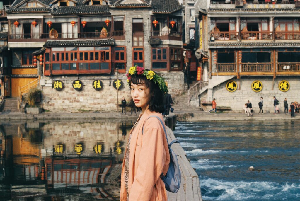 młoda chinka stojąca przy rzece